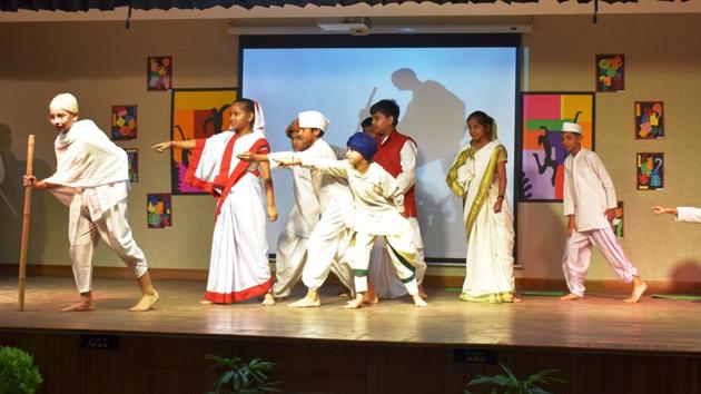Students paid tribute to Mahatma Gandhi through a dance.(HT Photo)