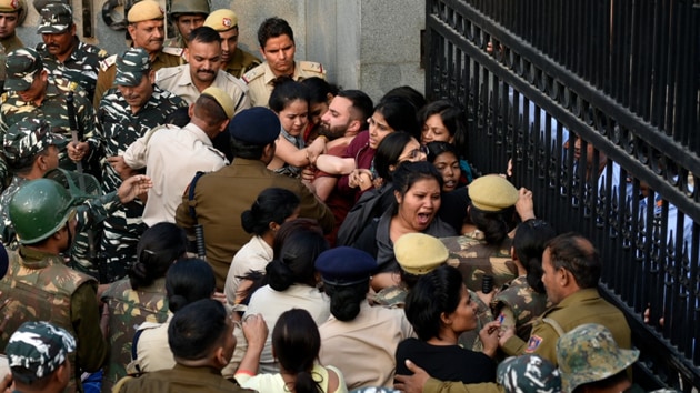 Students of JNU protest outside All India Council For Technical Education during JNU convocation, against fee hike in New Delhi on 11 November 2019(Biplov Bhuyan/HT) Students of JNU protest outside All India Council For Technical Education during JNU convocation, against fee hike in New Delhi on 11 November 2019(Biplov Bhuyan/HT)