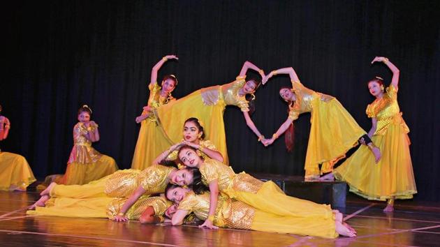 Students presenting a dance. (HT) Students presenting a dance. (HT)