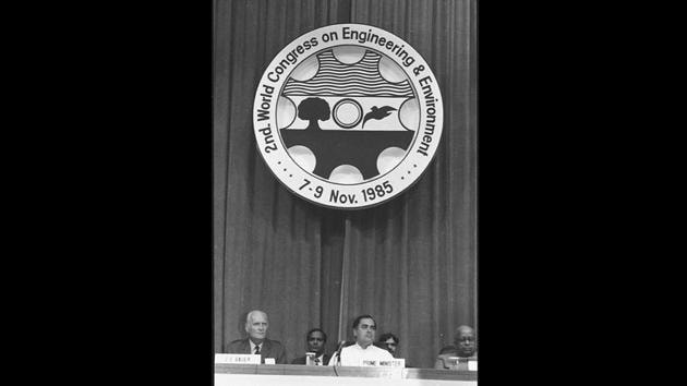 Former Prime Minister Rajiv Gandhi at World Engineering Conference in the presence of former CEC TN Seshan, on November 07, 1985. After his retirement, Seshan unsuccessfully contested the presidential elections in 1997. He lost to then-president KR Narayanan. He also served as the 18th cabinet secretary in 1989 and defence secretary under former PM Rajiv Gandhi. (KK Chawla / HT Archive)