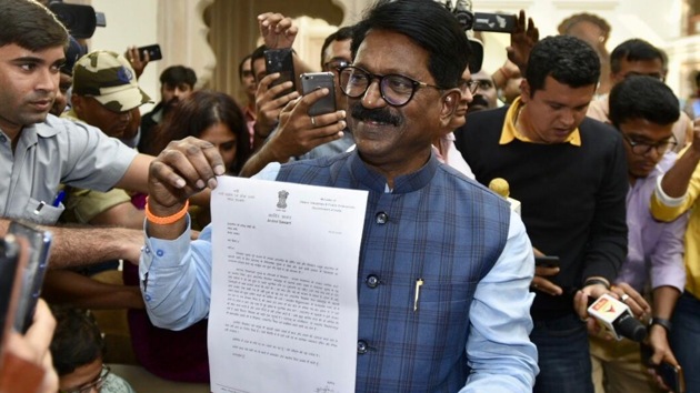 The BJP and Sena, pre-poll allies, have been at loggerheads since the Maharashtra election results were announced on October 24. The two allies are in disagreement over sharing the chief minister’s post.(Burhaan Kinu/HT) The BJP and Sena, pre-poll allies, have been at loggerheads since the Maharashtra election results were announced on October 24. The two allies are in disagreement over sharing the chief minister’s post.(Burhaan Kinu/HT)