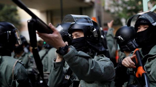A police officer points his weapon during an anti-government demonstration in Hong Kong, China, November 10, 2019. REUTERS/Ahmad Masood(REUTERS) A police officer points his weapon during an anti-government demonstration in Hong Kong, China, November 10, 2019. REUTERS/Ahmad Masood(REUTERS)