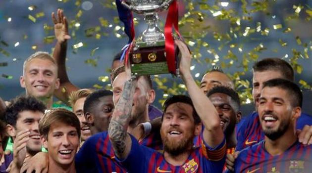 Lionel Messi lifts the trophy as he celebrates winning the Spanish Super Cup with team mates. (REUTERS) Lionel Messi lifts the trophy as he celebrates winning the Spanish Super Cup with team mates. (REUTERS)