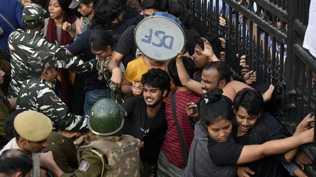 Students of JNU protesting against fee hike outside All India Council For Technical Education during JNU convocation, clash with police persionnel in New Delhi, India, on Monday, November 11, 2019. (Biplov Bhuyan/HT PHOTO) Students of JNU protesting against fee hike outside All India Council For Technical Education during JNU convocation, clash with police persionnel in New Delhi, India, on Monday, November 11, 2019. (Biplov Bhuyan/HT PHOTO)