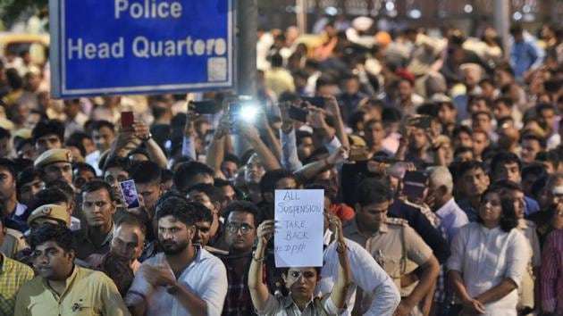 Delhi police personnel hold placards as they gather outside police headquarters to protest against the alleged attack by lawyers at Tis Hazari and Saket courts, New Delhi, November 5, 2019(Burhaan Kinu/HT PHOTO)