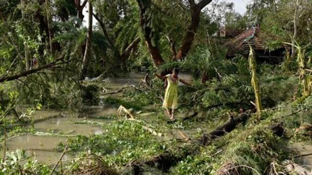 At least eight people have been killed and more than four lakh people have been affected in West Bengal by Cyclone Bulbul. Extensive damage to crops and property has also been reported.(HT PHOTO.)