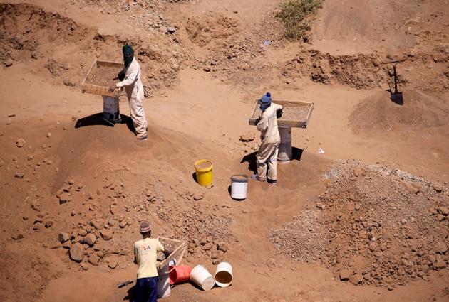 Illegal diamond miners known locally as "zama-zamas" are seen working in Kimberley.The project was launched 18 months ago in Kimberley, the site of a 19th-century diamond rush that lured fortune-seekers from the world over. Mine owners granted more than 800 unlicensed, or informal, small-scale miners the right to legally mine around 1,500 acres of diamond-rich waste fields. (Sumaya Hisham / REUTERS) Illegal diamond miners known locally as "zama-zamas" are seen working in Kimberley.The project was launched 18 months ago in Kimberley, the site of a 19th-century diamond rush that lured fortune-seekers from the world over. Mine owners granted more than 800 unlicensed, or informal, small-scale miners the right to legally mine around 1,500 acres of diamond-rich waste fields. (Sumaya Hisham / REUTERS)