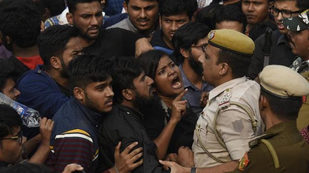 Students of JNU protesting against fee hike argue with police personnel outside All India Council For Technical Education during JNU convocation, in New Delhi, India, on Monday, November 11, 2019.(Biplov Bhuyan/HT PHOTO)