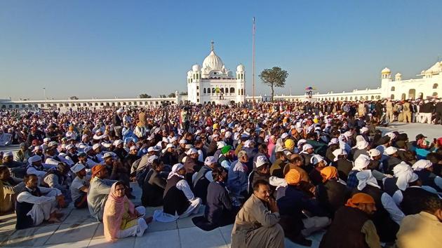 700 Indian pilgrims crossed over to Pakistan to visit Darbar Sahib gurdwara on Tuesday even though Pakistani authorities waived a $20 service fee.(Sameer Sehgal / Hindustan Times)