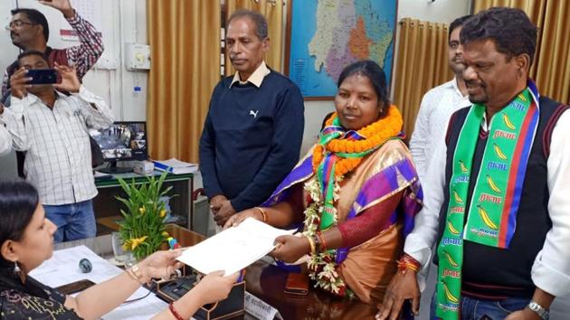 AJSU candidate Niru Shanti Bhagat filing her nomination for Lohardaga assembly constituency in Lohardaga, Jharkhand, on Monday, November 11, 2019. (HT Photo) AJSU candidate Niru Shanti Bhagat filing her nomination for Lohardaga assembly constituency in Lohardaga, Jharkhand, on Monday, November 11, 2019. (HT Photo)