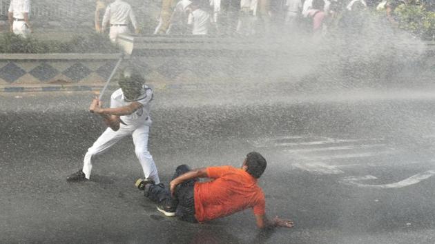 Bharatiya Janata Party (BJP) workers clashed with police in central Kolkata on Thursday. (Samir Jana/HT photo) Bharatiya Janata Party (BJP) workers clashed with police in central Kolkata on Thursday. (Samir Jana/HT photo)