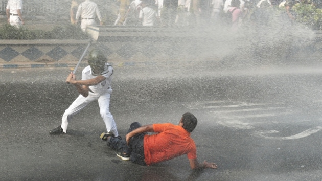 Bharatiya Janata Party (BJP) workers clashed with police in central Kolkata on Thursday.(Samir Jana/HT)