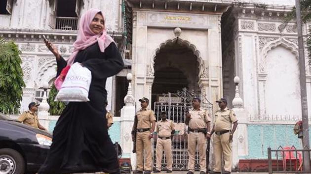 Police personnel deployed outside the mosque at Bandra ahead of the Supreme Court's historic verdict on the Ayodhya land case.(HT PHOTO)