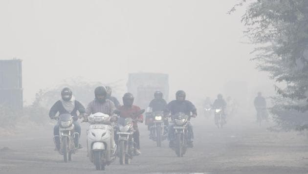 Vehicles seen at Dwarka Expressway amid heavy smog, near Sector 102, in Gurugram, on Tuesday morning, November 12, 2019.(Yogendra Kumar/HT PHOTO) Vehicles seen at Dwarka Expressway amid heavy smog, near Sector 102, in Gurugram, on Tuesday morning, November 12, 2019.(Yogendra Kumar/HT PHOTO)