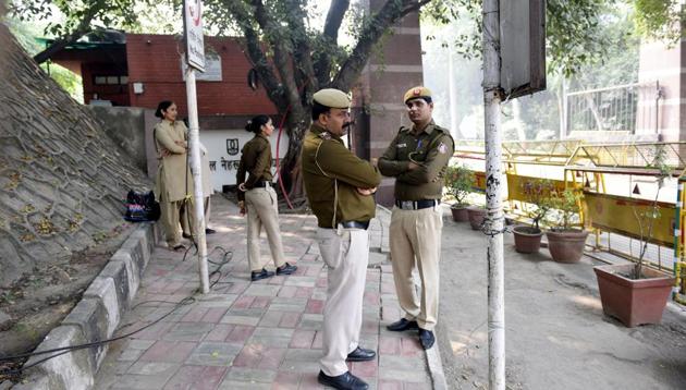 Delhi Police personnel stand guard at the entry gate of JNU in view of security precautions after yesterday's protest in New Delhi, India, on Tuesday, November 12, 2019. (Vipin Kumar/HT PHOTO) Delhi Police personnel stand guard at the entry gate of JNU in view of security precautions after yesterday's protest in New Delhi, India, on Tuesday, November 12, 2019. (Vipin Kumar/HT PHOTO)