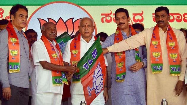 Rebel Congress, Janata Dal (Secular) MLAs join BJP in presence of Karnataka chief minister BS Yediyurappa in Bengaluru on Thursday.(PTI photo)