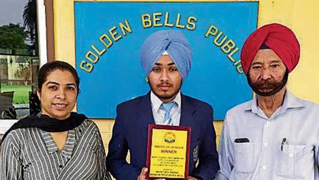Akasdeep Singh with his prize. (HT) Akasdeep Singh with his prize. (HT)