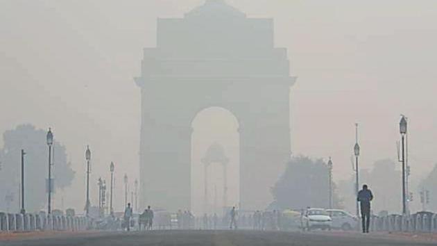 A view of the India Gate engulfed in heavy smog due to rise in pollution, in New Delhi on Wednesday.(Photo by Sanchit Khanna/ Hindustan Times)