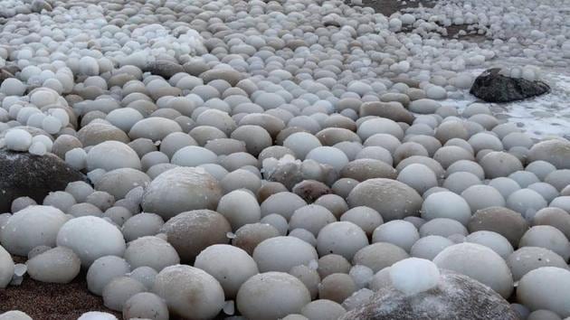‘Ice eggs’ of different sizes covered about 100 feet of area on the beach. (Instagram/sirpatero) ‘Ice eggs’ of different sizes covered about 100 feet of area on the beach. (Instagram/sirpatero)