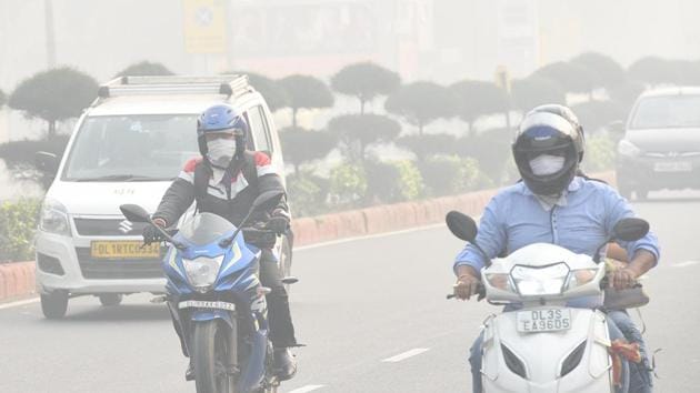 Commuters with their faces covered by anti pollution masks due to smog on Sikandra road near Mandi House on November 12. The Delhi government on Wednesday had ordered all government and private schools in the city to remain shut on November 14-15 on account of the deteriorating air quality. Schools in NCR too will remain closed on the same days. (Arvind Yadav / HT Photo) Commuters with their faces covered by anti pollution masks due to smog on Sikandra road near Mandi House on November 12. The Delhi government on Wednesday had ordered all government and private schools in the city to remain shut on November 14-15 on account of the deteriorating air quality. Schools in NCR too will remain closed on the same days. (Arvind Yadav / HT Photo)