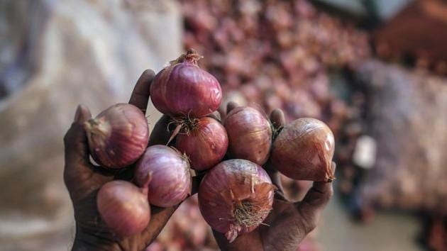 A worker holds onions at the Vashi Agricultural Produce Market Committee (APMC) wholesale market in Mumbai, India. (Photo: Bloomberg) A worker holds onions at the Vashi Agricultural Produce Market Committee (APMC) wholesale market in Mumbai, India. (Photo: Bloomberg)