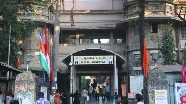KEM Hospital has said there is no provision for compensation in such cases. Prince’s father Pannalal filed a complaint on Wednesday. (HT file photo) KEM Hospital has said there is no provision for compensation in such cases. Prince’s father Pannalal filed a complaint on Wednesday. (HT file photo)