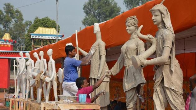 Artisans readying sculptures for the National Crafts Mela to be organised at Kalagram, Manimajra, from Friday. (Sant Arora/HT) Artisans readying sculptures for the National Crafts Mela to be organised at Kalagram, Manimajra, from Friday. (Sant Arora/HT)