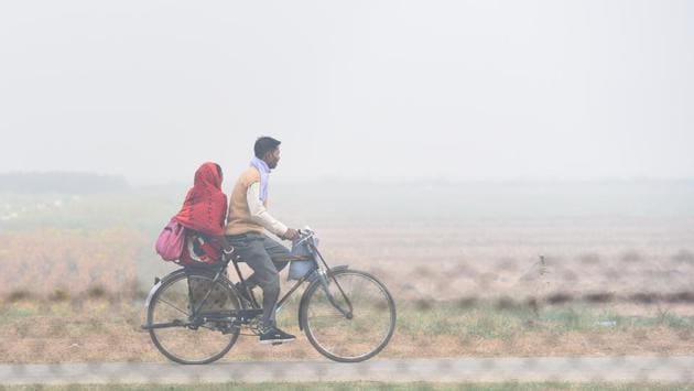 A man rides a bicycle amid heavy smog due to rise in pollution. Thunderstorm or hailstorm is also likely over the western Himalayan region on November 14 and 15. “We are expecting wind speed to increase to 15 to 20 kmph from November 15 onwards. As soon as the western disturbance passes, wind speed will start picking up. Mininmum temperature will also increase till November 18,” said Kuldeep Shrivastava, director, Regional Weather Forecasting Centre. (Sanchit Khanna / HT Photo) A man rides a bicycle amid heavy smog due to rise in pollution. Thunderstorm or hailstorm is also likely over the western Himalayan region on November 14 and 15. “We are expecting wind speed to increase to 15 to 20 kmph from November 15 onwards. As soon as the western disturbance passes, wind speed will start picking up. Mininmum temperature will also increase till November 18,” said Kuldeep Shrivastava, director, Regional Weather Forecasting Centre. (Sanchit Khanna / HT Photo)