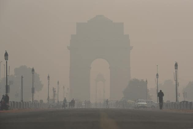 A view of the India Gate engulfed in heavy smog due to rise in pollution, in New Delhi. Delhi’s air quality plunged further in the ‘severe’ zone for the third consecutive day on Thursday. Schools in the national capital are shut in view of the toxic air quality. (Sanchit Khanna / HT Photo) A view of the India Gate engulfed in heavy smog due to rise in pollution, in New Delhi. Delhi’s air quality plunged further in the ‘severe’ zone for the third consecutive day on Thursday. Schools in the national capital are shut in view of the toxic air quality. (Sanchit Khanna / HT Photo)