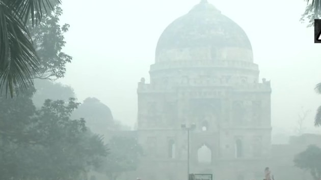 Smog engulfs Lodhi Gardens as Delhi’s air quality continued to be in ‘severe’ category on the morning of November 15, 2019.(ANI / Twitter) Smog engulfs Lodhi Gardens as Delhi’s air quality continued to be in ‘severe’ category on the morning of November 15, 2019.(ANI / Twitter)