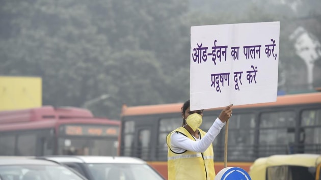 A civil defence personnel holds a placard to encourage commuters to follow the odd-even scheme, at ITO crossing, New Delhi, Ion Thursday, November 14, 2019. (Arvind Yadav/HT PHOTO) A civil defence personnel holds a placard to encourage commuters to follow the odd-even scheme, at ITO crossing, New Delhi, Ion Thursday, November 14, 2019. (Arvind Yadav/HT PHOTO)