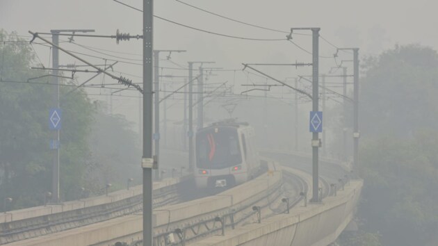 Airport Metro train moves in thick smog, November 15, 2019(Vipin Kumar / HT Photo)