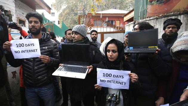 Kashmiri journalists holding placards and laptops during a protest against the ongoing internet blockade in Srinagar.(Waseem Andrabi / Hindustan Times)