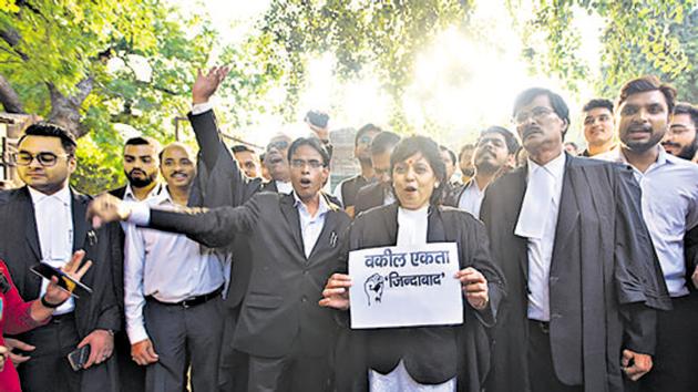 Delhi lawyers suspend 12-day strike following clash with police at Tiz Hazari, to resume work today.(Amal KS/HT PHOTO) Delhi lawyers suspend 12-day strike following clash with police at Tiz Hazari, to resume work today.(Amal KS/HT PHOTO)