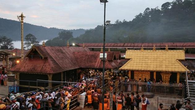 Hindu devotees wait in queues inside the premises of the Sabarimala temple in Pathanamthitta district in Kerala.(Photo: REUTERS)