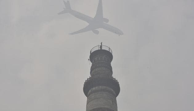 A view of the Qutub Minar engulfed in dense smog, New Delhi, on Thursday, November 14, 2019.(Sanjeev Verma/HT PHOTO) A view of the Qutub Minar engulfed in dense smog, New Delhi, on Thursday, November 14, 2019.(Sanjeev Verma/HT PHOTO)
