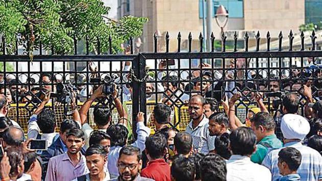 Lawyers across the six district courts, who were on a strike since November 4, on Friday suspended their strike. (Photo by Sanchit Khanna/ Hindustan Times) Lawyers across the six district courts, who were on a strike since November 4, on Friday suspended their strike. (Photo by Sanchit Khanna/ Hindustan Times)