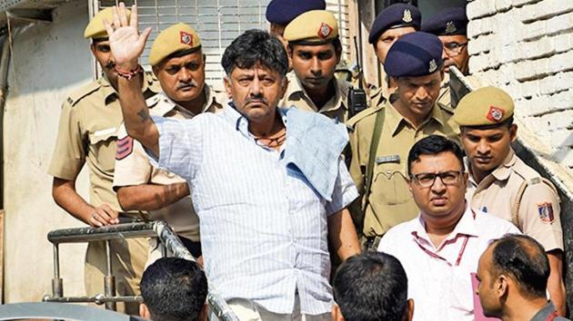 Congress party leader from Karnataka state D.K. Shivakumar waves as he leaves the Ram Manohar Lohia hospital for a court in New Delhi, India, Tuesday, Sept. 17, 2019.(AP file photo) Congress party leader from Karnataka state D.K. Shivakumar waves as he leaves the Ram Manohar Lohia hospital for a court in New Delhi, India, Tuesday, Sept. 17, 2019.(AP file photo)