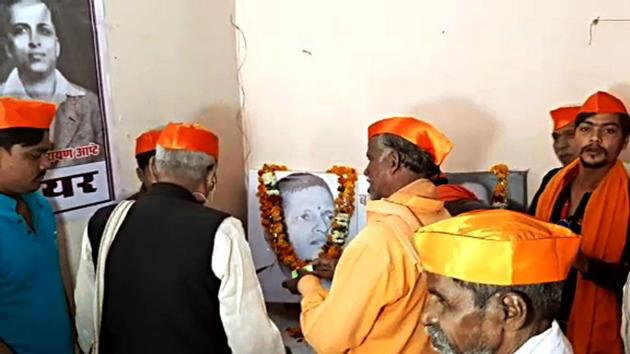Hindu Mahasabha workers paying tributes to Nathuram Godse in Gwalior on Friday. (ANI) Hindu Mahasabha workers paying tributes to Nathuram Godse in Gwalior on Friday. (ANI)
