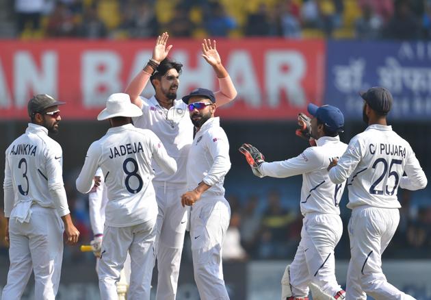 Indian bowler Ishant Sharma (C) with teammates celebrates.(PTI)