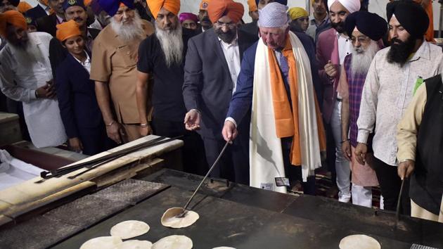 Britain’s Prince Charles makes roti during his visit at Gurudwara Bangla Sahib, in New Delhi. (Mohd Zakir/ HT Photo) Britain’s Prince Charles makes roti during his visit at Gurudwara Bangla Sahib, in New Delhi. (Mohd Zakir/ HT Photo)