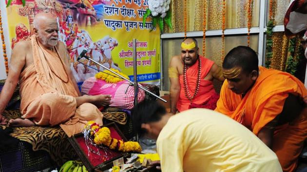 Puri Shankaracharya Swami Nischalananda Saraswati had been demanding lifting of government control over Govardhan Mutt(HT Photo)