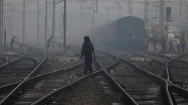 A woman crosses a railway line on a smoggy morning in New Delhi, India, November 15, 2019. (Reuters file photo) A woman crosses a railway line on a smoggy morning in New Delhi, India, November 15, 2019. (Reuters file photo)