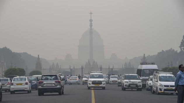 Vehicles ply amid a dense layer of smog at Rajpath in New Delhi. (PTI) Vehicles ply amid a dense layer of smog at Rajpath in New Delhi. (PTI)