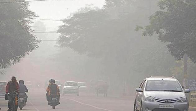 Vehicular traffic seen as heavy smog descends over the city in the morning, in Noida.(Sunil Ghosh/ HT Photo) Vehicular traffic seen as heavy smog descends over the city in the morning, in Noida.(Sunil Ghosh/ HT Photo)