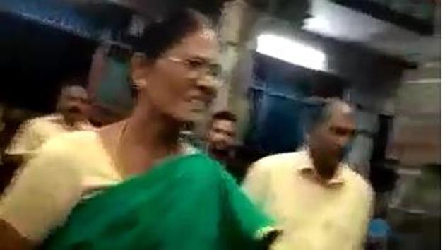 A video shot by a devotee shows Dharshan alleging that Latha was trying to rob his gold chain.(Sourced)