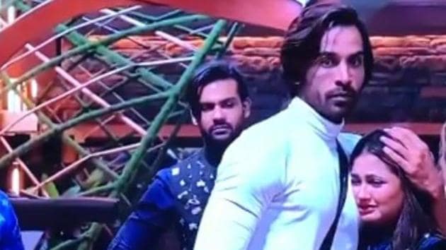 Bigg Boss 13: Arhaan Khan consoling an emotional Rashami Desai after his eviction.