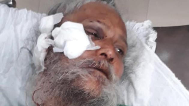 Injured Jeet Singh getting medical treatment after the firing incident at Mullanpur in SAS Nagar on Sunday. (HT Photo) Injured Jeet Singh getting medical treatment after the firing incident at Mullanpur in SAS Nagar on Sunday. (HT Photo)