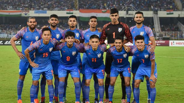 Kolkata: Indian football team Captain Sunil Chhetri (C) with teammates pose for photos.(PTI)