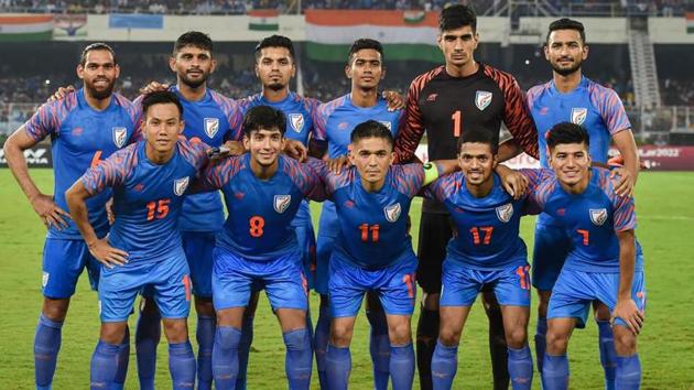 Indian football team Captain Sunil Chhetri (C) with teammates pose for photos.(PTI)